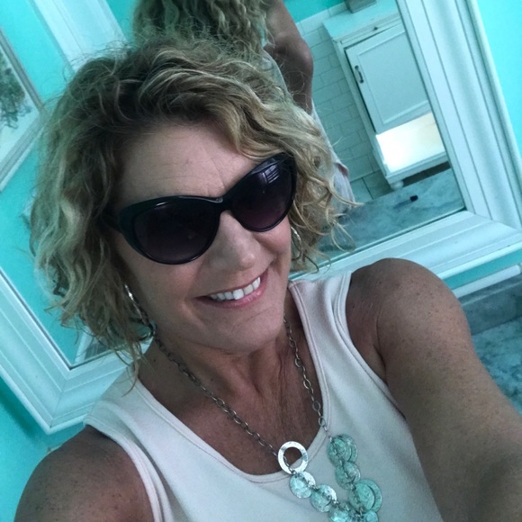 Meet your Poshmark Ambassador, Tracy! - Picture 1 of 1